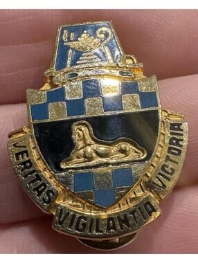 US Army Intelligence School & Center Distinctive Unit Insignia DUI DI Pin